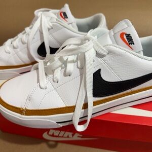 Nike Court Legacy Sneaker White Athletic Shoes Black Logo Size 10 Like New w/Box